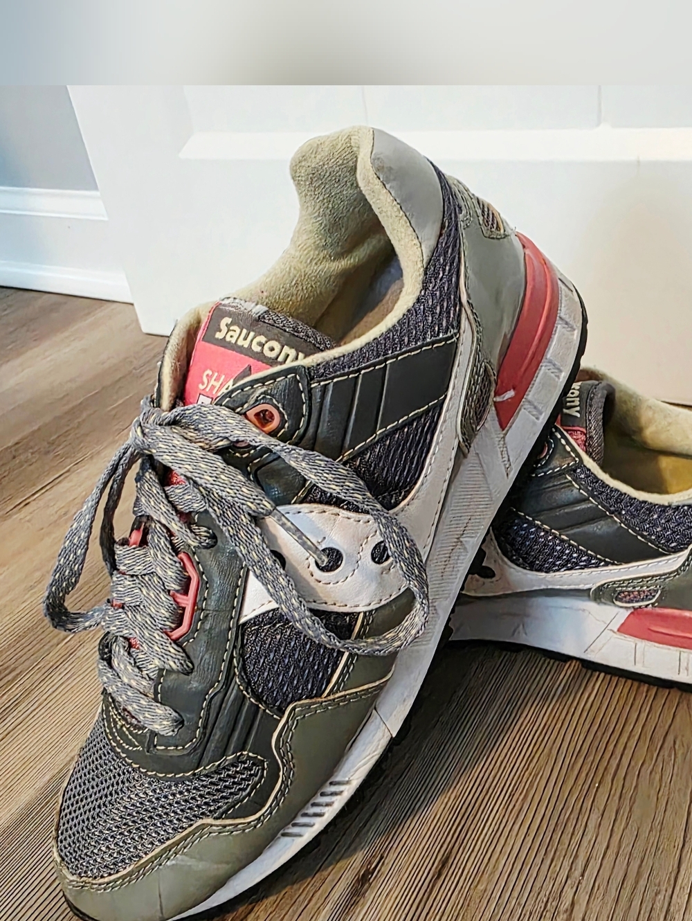 Saucony Shadow 5000. Grey & Reddish/pink( 60033-5) women size 8.5 used